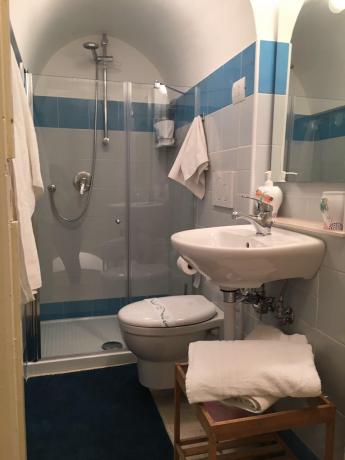 Casa-vacanze 4persone Polignano-a-Mare bagno con doccia