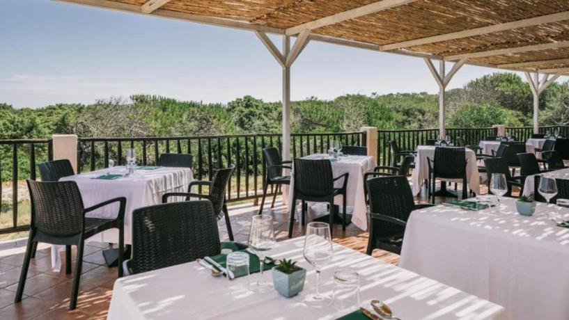 Ristorante in terrazza con vista sulla pineta