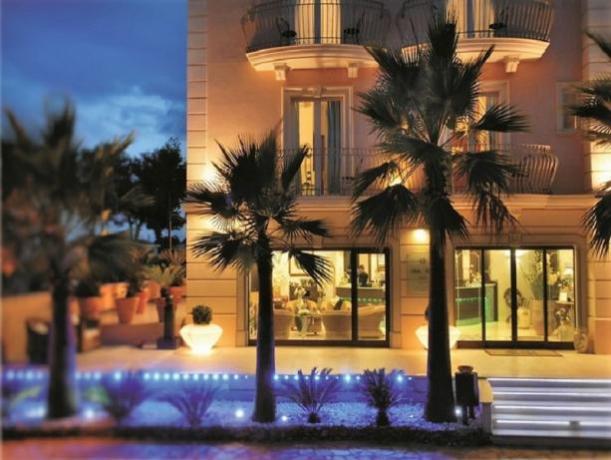 Hotel Stella Maris 4****, con Ristorante,  Servizio Spiaggia, Piscina, Attività Sportive e Animazione