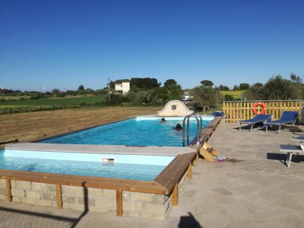 Piscina per bambini e idromassaggio immersa nel verde