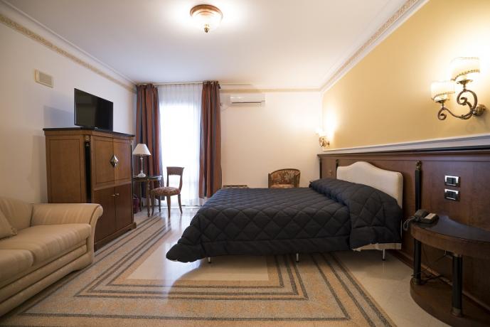 Camera matrimoniale con tv, divano, hotel 4 stelle