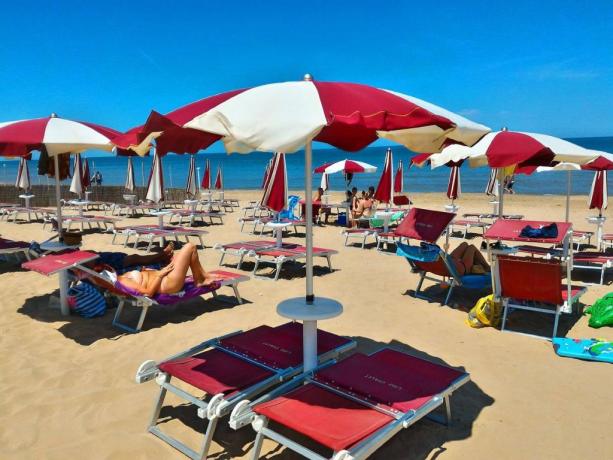 Spiaggia-privata attrezzata hotel 3 stelle Rodi-Garganico-Puglia 