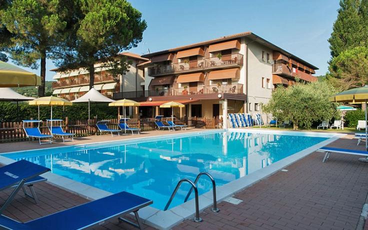 Hotel 3 stelle-piscina-solarium-Lago Trasimeno-Umbria 