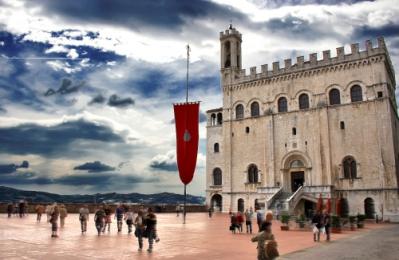 casale con appartamenti a gubbio per 100 giorni 