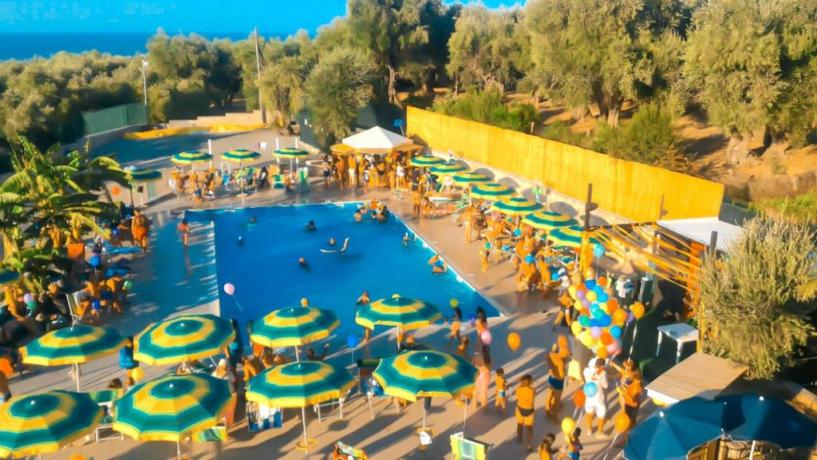Animazione-feste-in-piscina-hotel-club-Rodi-Garganico