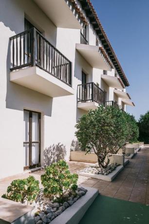 Villaggio Sardegna circondato dal verde
