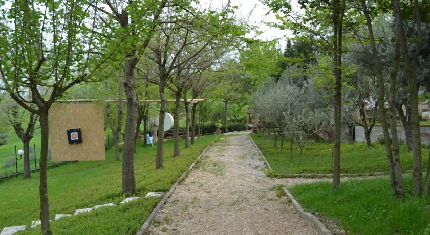 Viale alberato giardino per relax in famiglia 