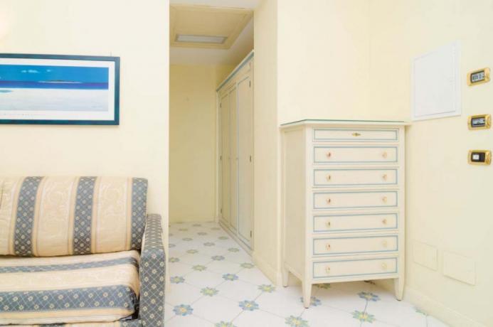 Camere arredate hotel 3 stelle Ischia centro