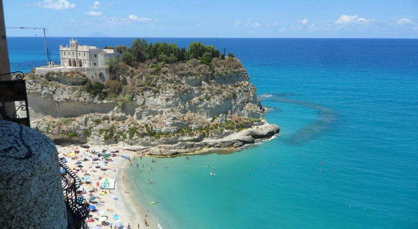 Spiaggia di Aquilia, sabbia e mare basso