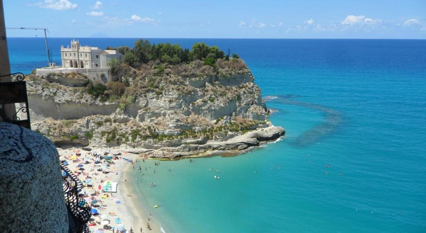 Spiaggia di Aquilia, sabbia e mare basso 