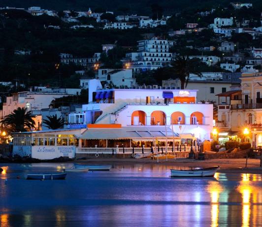 hotel-sirenella-ischia-romantico-vista-mare-con-spiaggia-privata