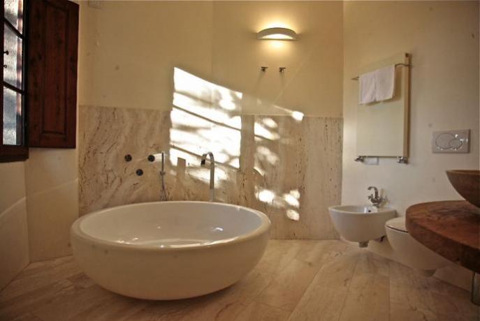 Bagno Camera Liberty con lavabo marmo travertino 