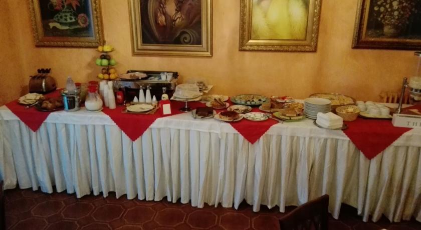 Ricco buffet per la colazione dell'hotel in Sicilia
