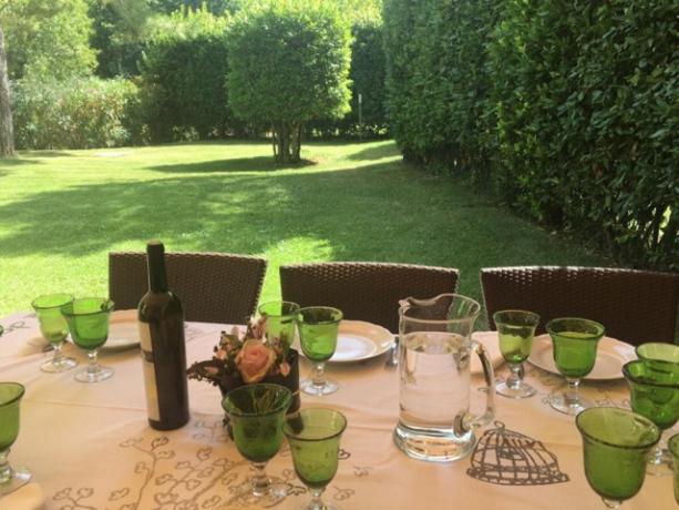 Casa vacanze Fano pranzo in giardino 