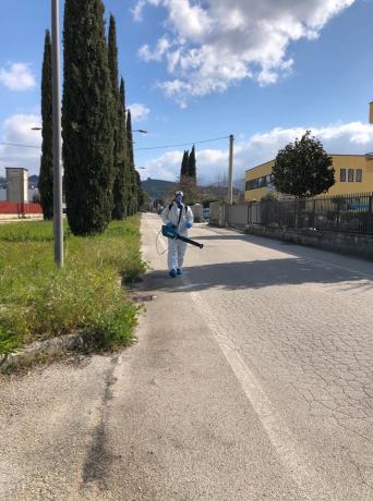 Operatore con Nebulizzatore per Sanificazione Covid-19