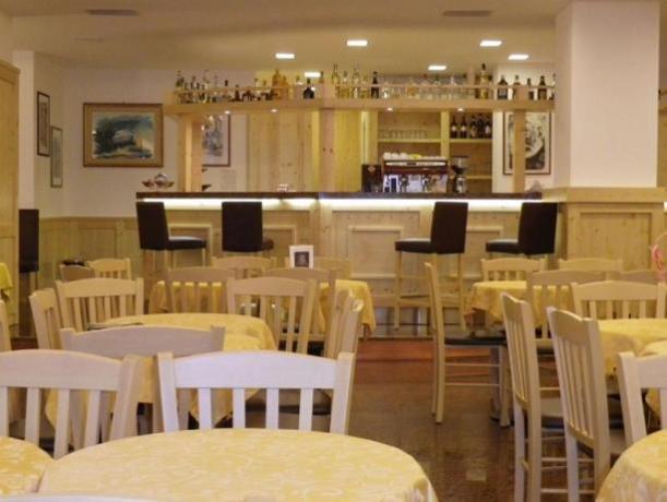 Sala ristorante con zona Bar in Hotel 