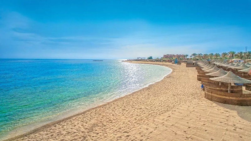 Spiaggia privata del Villaggio con ombrelloni e sdraio