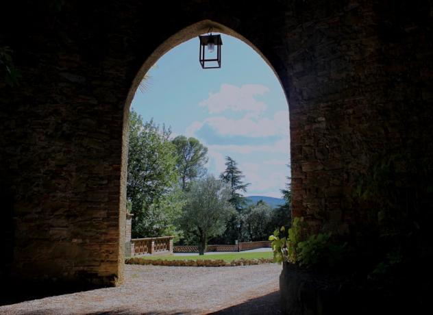 Cortile esterno antico palazzo a Perugia in collina 