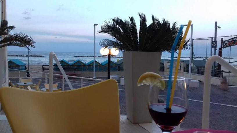 Cocktail sulla spiaggia di Pesaro