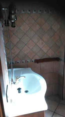 Camera da letto con bagno privato B&B all'aquila