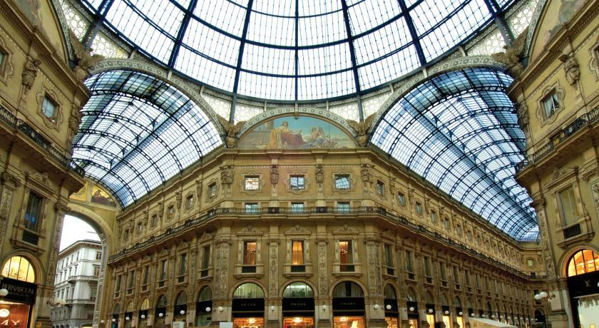 Shopping in Via Monte Napoleone a Milano  