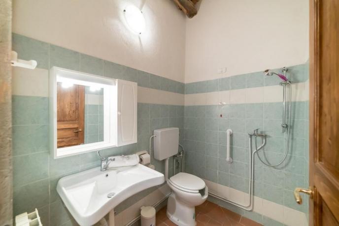 Bagno Privato con Doccia a Val di Sieve 