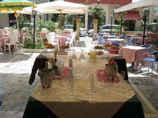 Cortile con Tavoli Hotel in Abruzzo