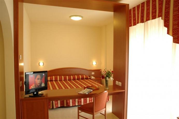 Suite con TV schermo piatto Hotel a Cervia 