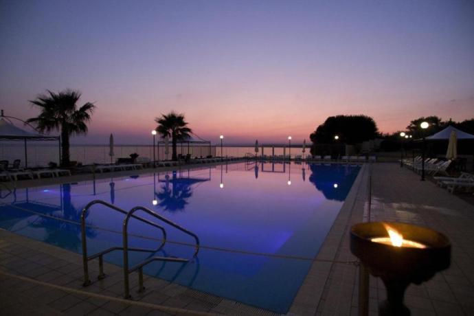 Piscina con solarium sul golfo di Taranto