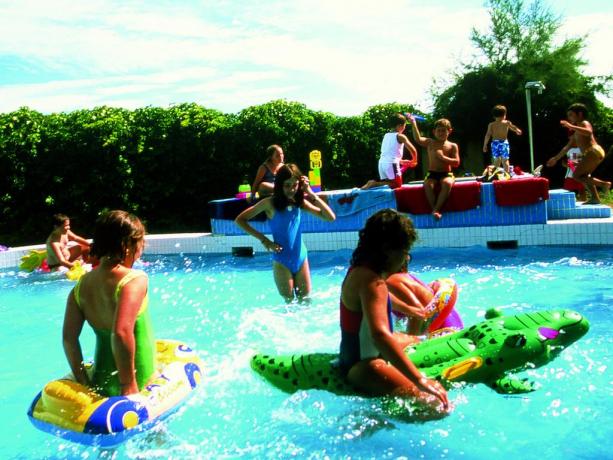 Piscina per bambini con annesso parcogiochi 