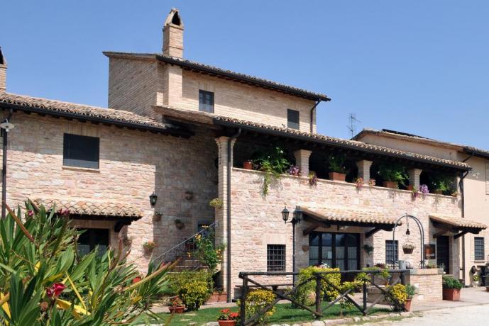 Agriturismo con Piscina e Ristorante a Spello 