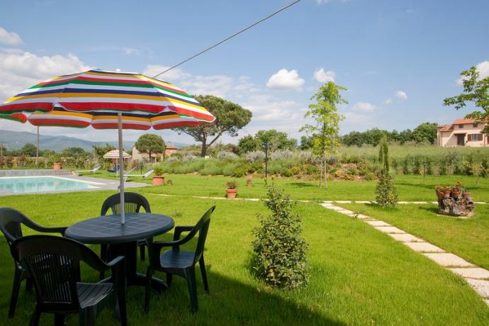 Appartamenti vacanza-giardino-piscina-barbecue-Cortona