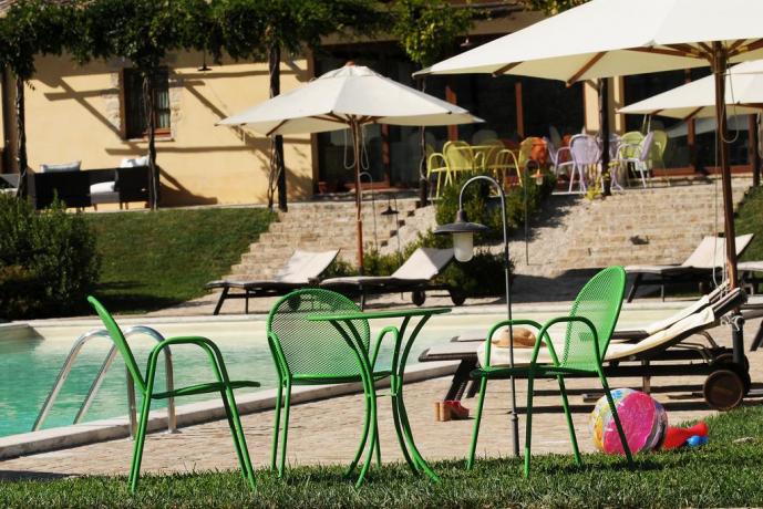 Piscina esterna ideale per famiglie Antica Residenza