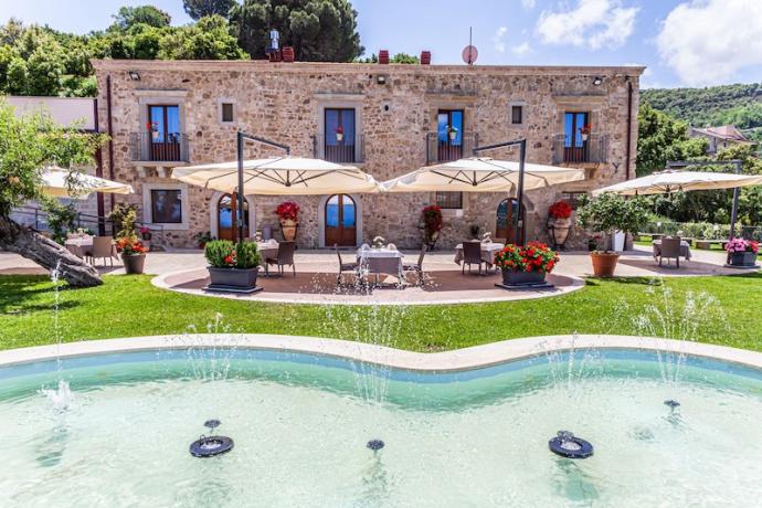 Villa con eleganti camere, giardino, piscina