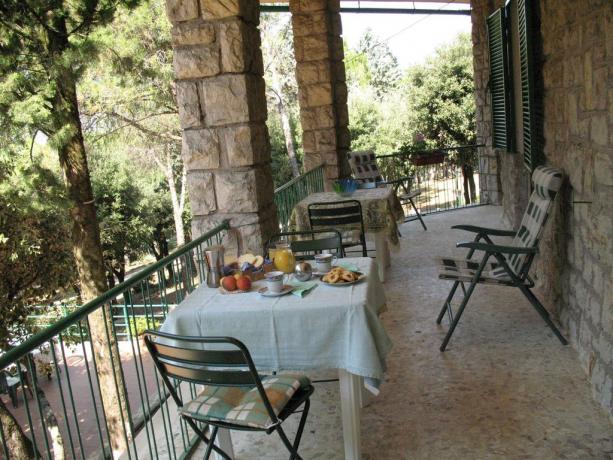 Prima colazione sul balcone B&B a Corciano 