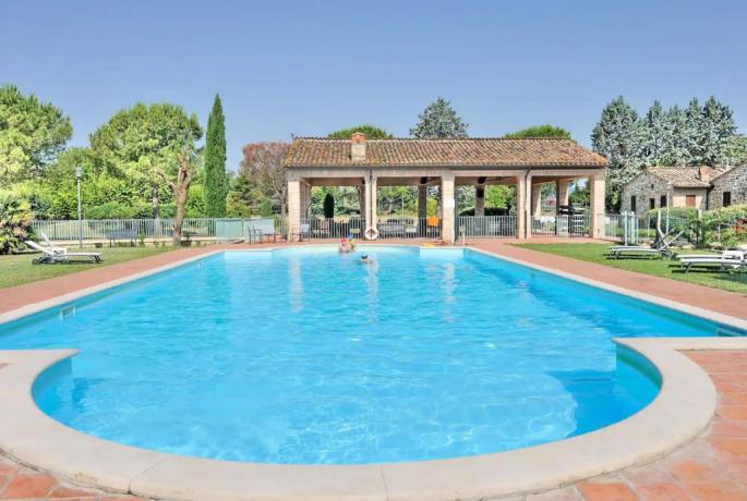 Grande piscina ideale per adulti e bambini 