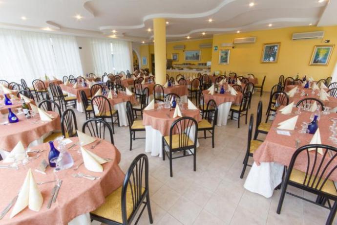 Sala Ristorante Moderna con Menù per Bambini 