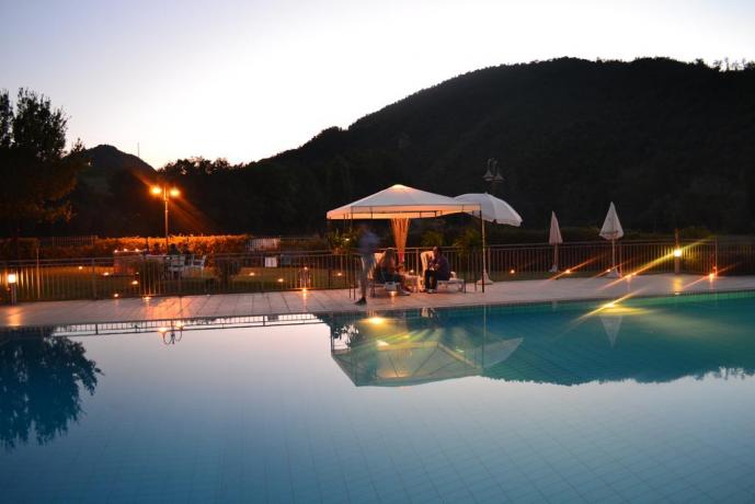 Piscina notturna immersa nel verde di Cascia 