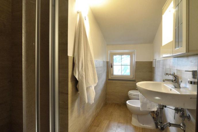 Bagno in parquet con doccia B&B vicino Anghiari 