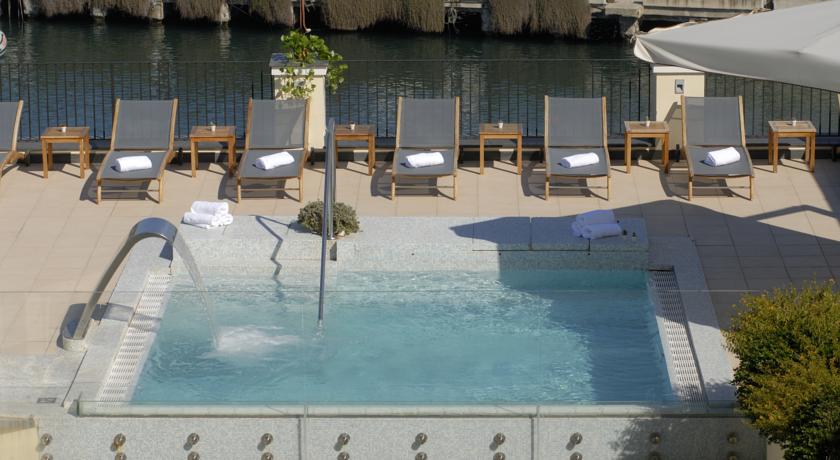 Piscina con cascata nel roof garden 