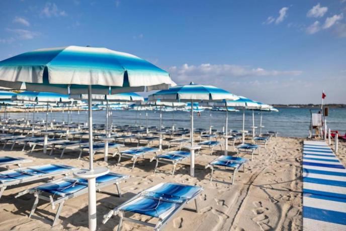 Spiaggia attrezzata di fronte all'hotel