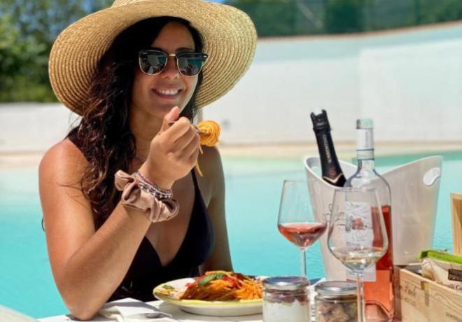 Piscina con degustazioni vini