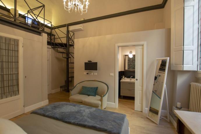 Camera matrimoniale con bagno privato e specchio Firenze 