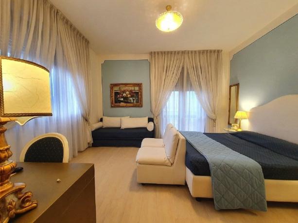 Camera tripla con minibar tv scrivania Arezzo