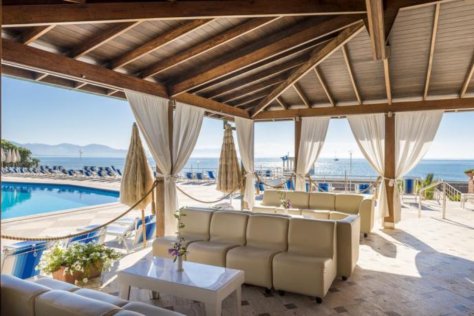 Piscina con vista mare e parco del circeo 