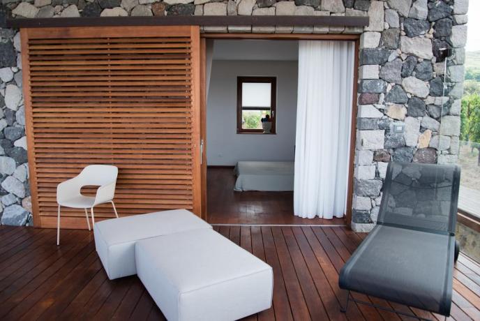 Patio con chaise longue e tavolo Lipari