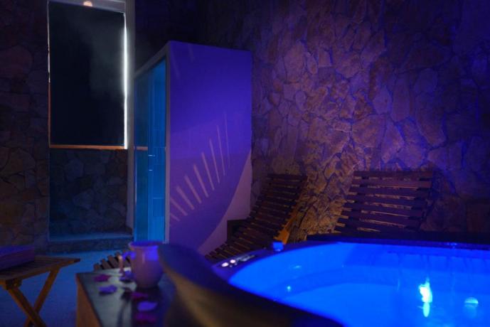 Vasca idromassaggio in luxury spa suite a Rosolini-Siracusa 