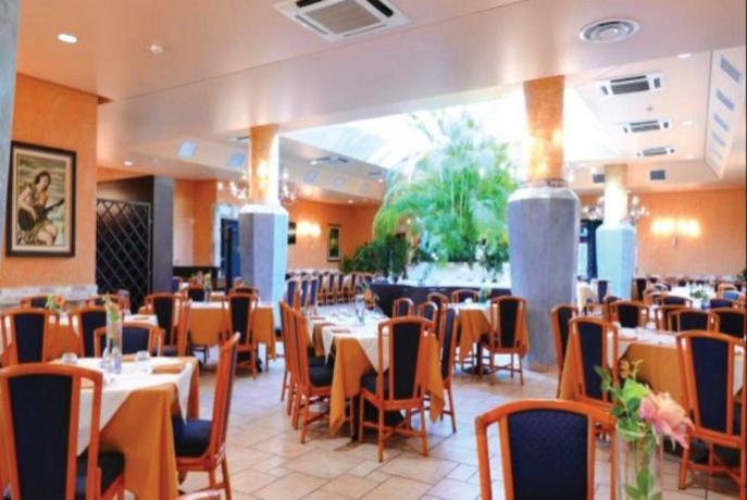 Ampia sala ristorante buffet resort Porto-cesareo