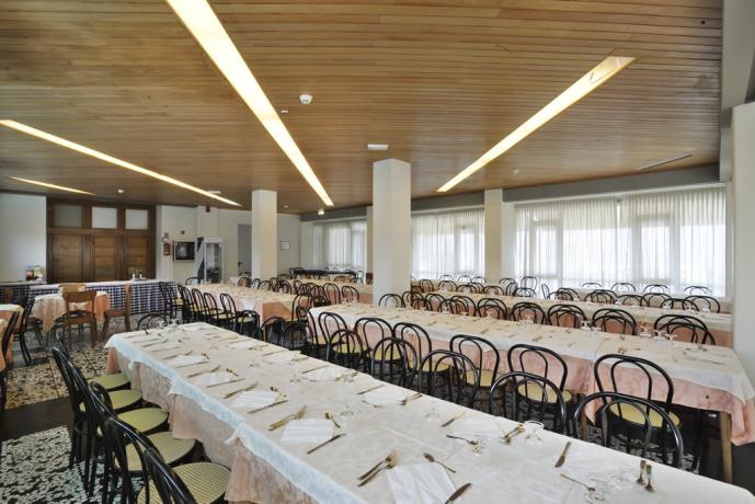 Albergo a Pesaro sala ristorante vista mare