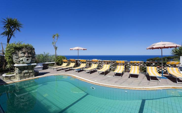 Balconcino Hotel Ischia attrezzato con tavolo e sedie 